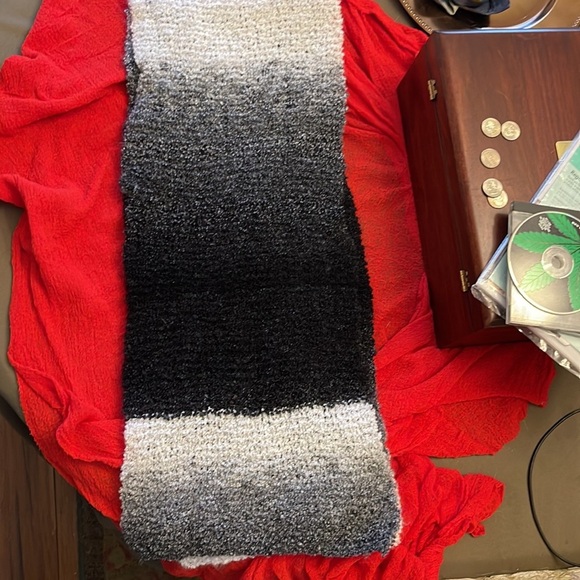 Hand knitted black ombré scarf - Picture 3 of 4